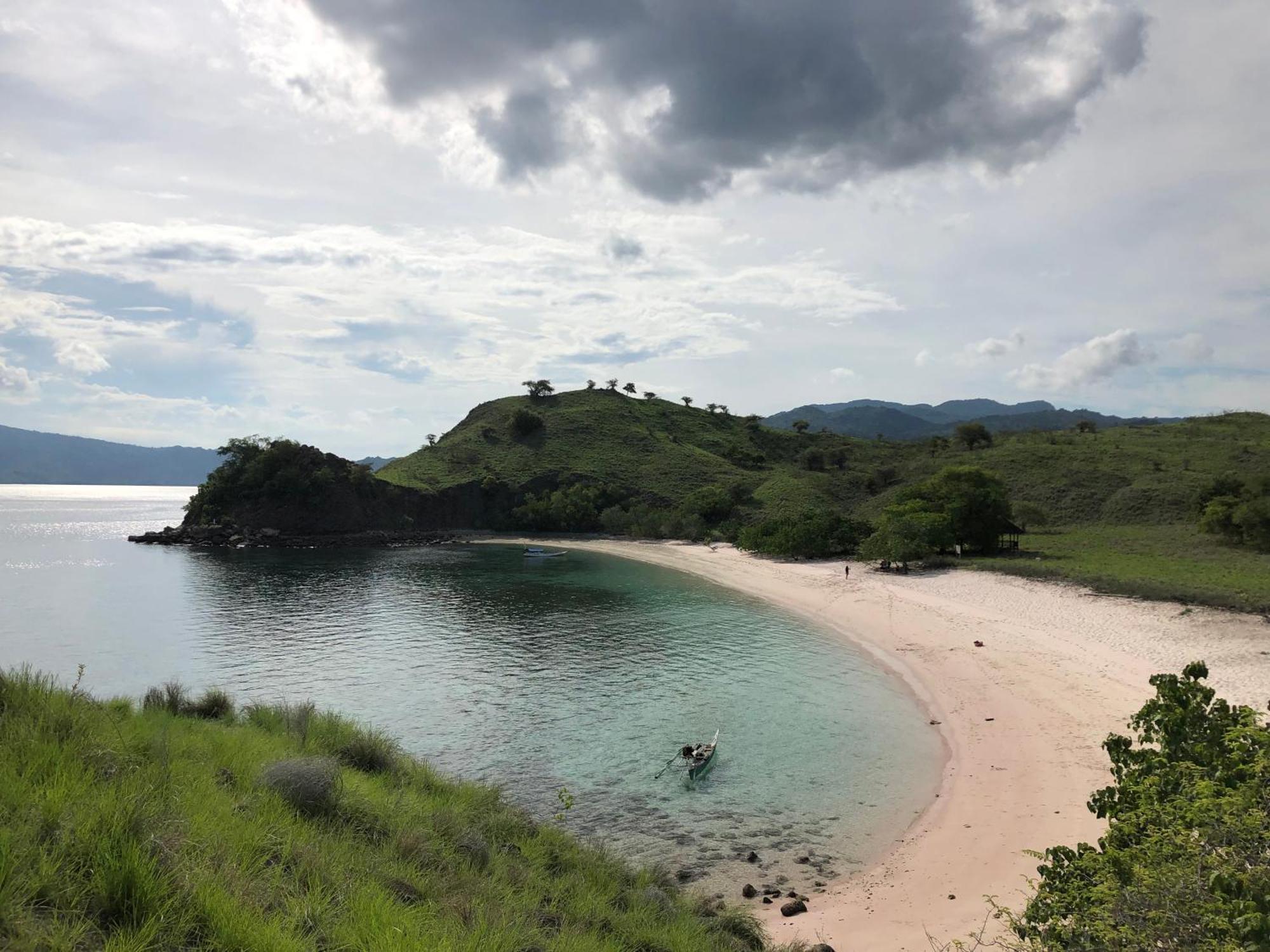 Dua Putri Komodo Homestay Exterior foto