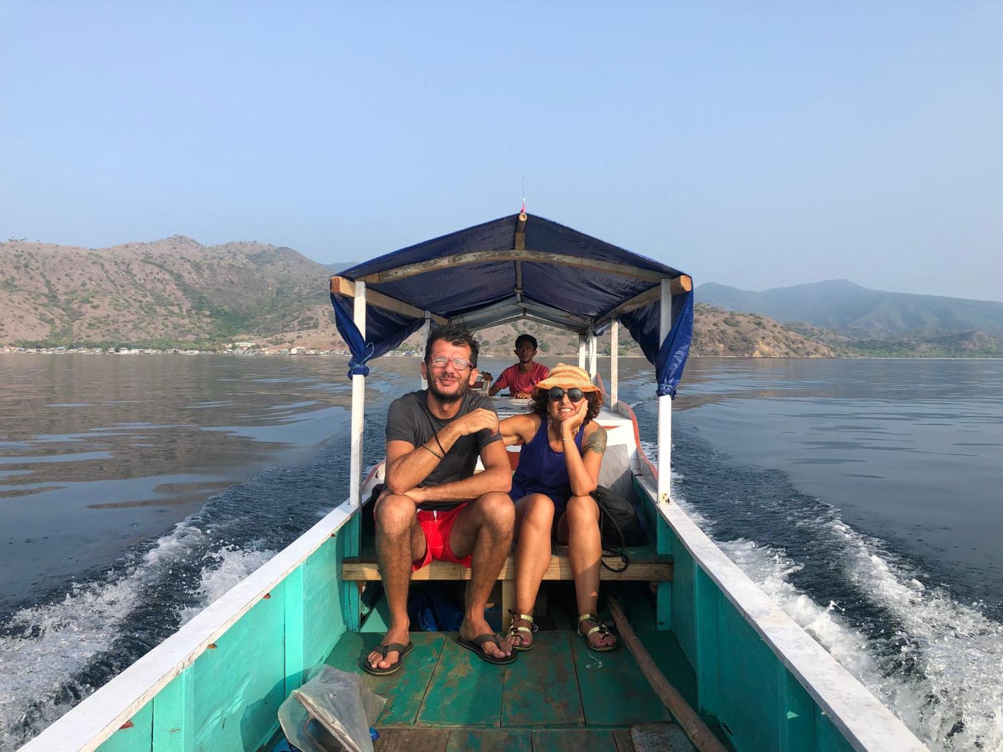 Dua Putri Komodo Homestay Exterior foto