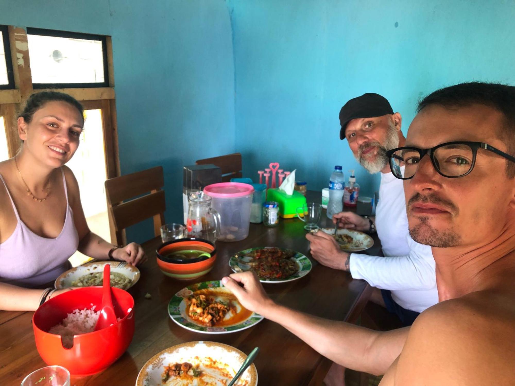 Dua Putri Komodo Homestay Exterior foto